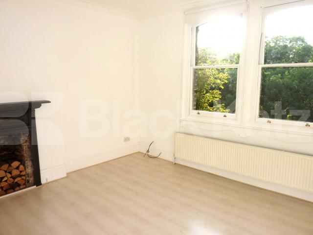 			CAMDEN SQUARE!!, 2 Bedroom, 1 bath, 1 reception Flat			 South Villas, CAMDEN SQUARE